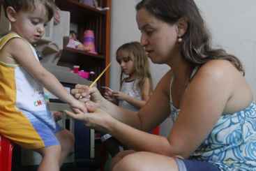 Ana Ceclia sempre buscou alternativas para os filhos Luana e Felipe. Foto: Ricardo Fernandes/DP/D.A Press