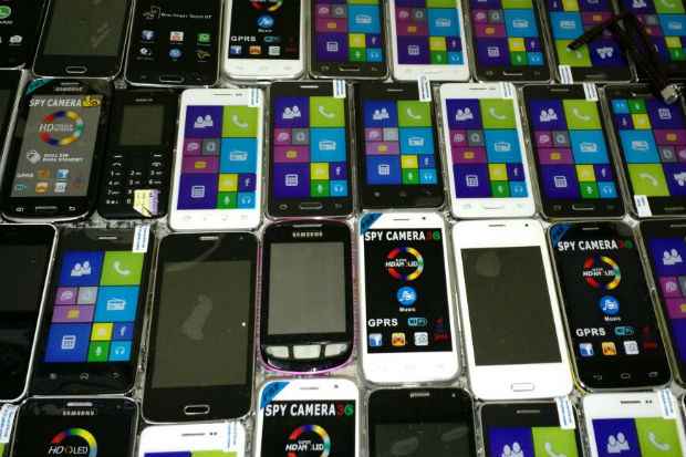 Milhares de aparelhos celulares, baterias, acessrios e selos falsificados da Anatel foram apreendidos. Foto: Polcia Civil/ Divulgao
