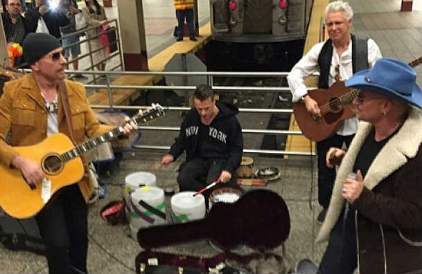Msicos do U2 em metr de Nova York. Foto: Instagram/Reproduo