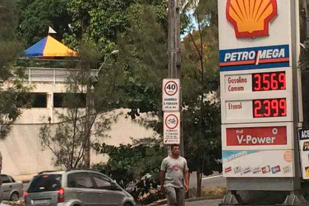 Revenda que cobrava menos de R$ 3 pela gasolina passou a vender o litro por R$ 3,56. Foto: Tatiana Nascimento/DP/D.A Press
