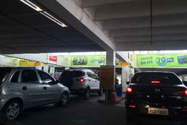 Posto localizado no Carrefour da Torre registrou filas na manh desta quarta-feira. Foto: Tatiana Nascimento/DP/D.A Press