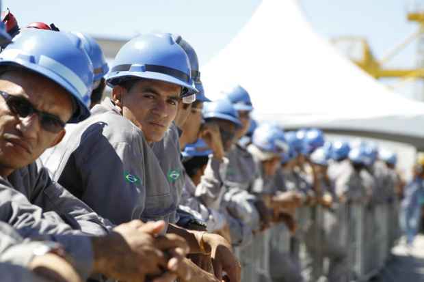 Por conta da quebra de contrato com a Petrobras com o Estaleiro Atlntico Sul, diversos trabalhadores foram demitidos. Foto: Blenda Souto Maior/DP/D.A. Press
