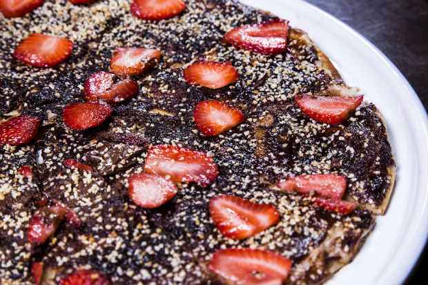 Pizza de brigadeiro com morango do Villa Foria. Foto: Villa Foria/ Divulgao