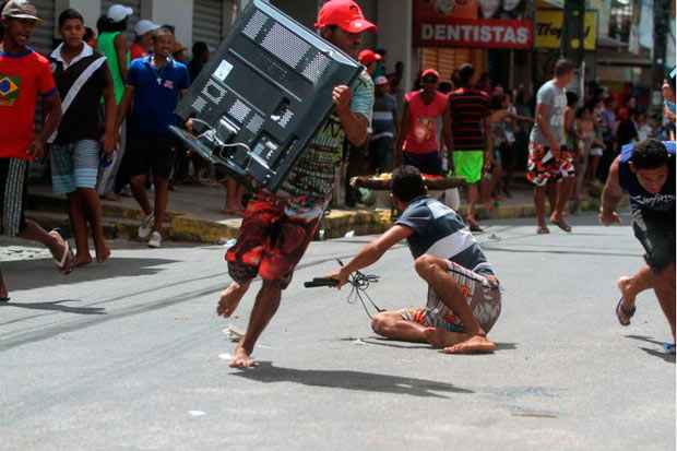 Para a populao local, as lembranas dos dias caticos de greve jamais sero esquecidas, provocando uma mistura de tristeza e vergonha. Foto: Allan Torres/Arquivo DP/D.A Press