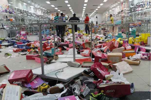 Cerca de 100 estabelecimentos comerciais tiveram as portas quebradas, vitrines destrudas e todo estoque levado pelos saqueadores. Foto: Ricardo Fernandes/DP/D.A Press