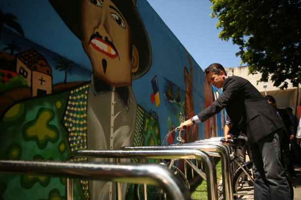 local foi decorado por artistas da ONG Cores do Amanhã com imagens de pontos turísticos de Pernambuco. Foto: Hesíodo Góes. local foi decorado por artistas da ONG Cores do Amanhã com imagens de pontos turísticos de Pernambuco. Foto: Hesíodo Góes.