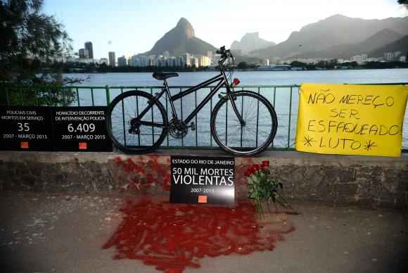 Protesto da organizao Rio de Paz foi organizado para chamar ateno das autoridades para os ndices de mortes violentas na cidade. Foto: Fernando Frazo/Agncia Brasil