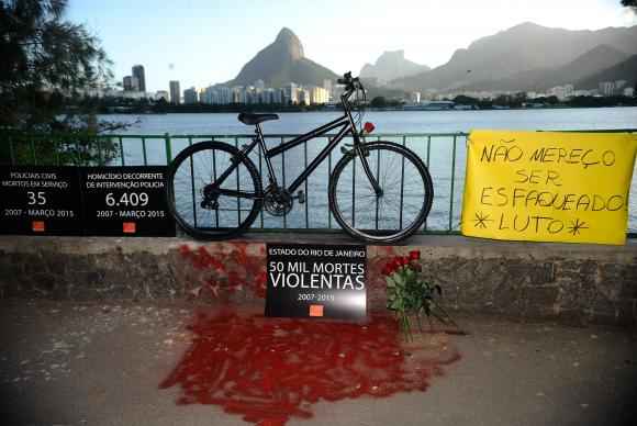 Protesto da organização Rio de Paz foi organizado para chamar atenção das autoridades para os índices de mortes violentas na cidade. Foto: Fernando Frazão/Agência Brasil Protesto da organização Rio de Paz foi organizado para chamar atenção das autoridades para os índices de mortes violentas na cidade. Foto: Fernando Frazão/Agência Brasil
