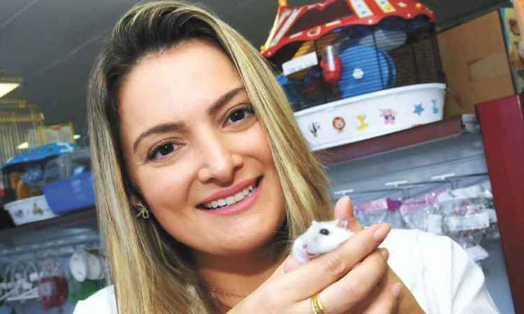 A veterinria Marcela Ortiz apresenta um hamster ano russo.Foto: EulerJnior/ EM/ D A. Press 