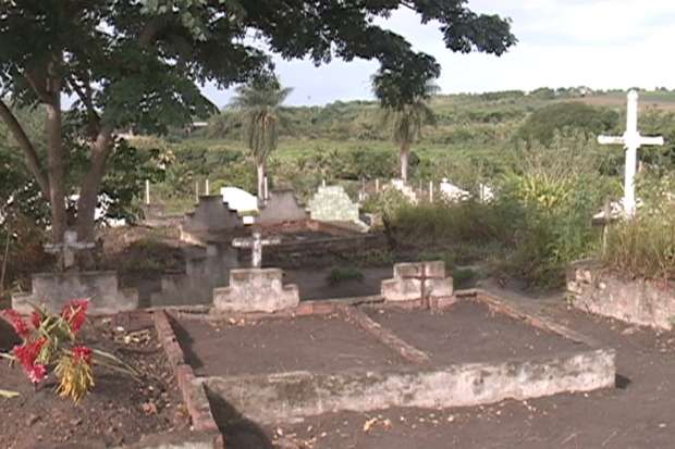 Cemitrio se encontra abandonado e coberto por matos. (Foto: TV Clube/Record/Reproduo)