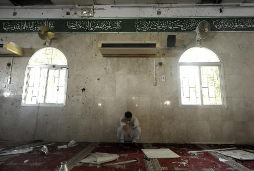 Homem se emociona na mesquita atacada. Foto: AFP/ STR 