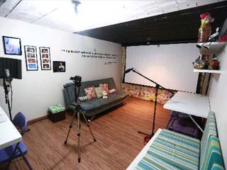 Artista transformou cômodo de sua casa em estúdio (Foto: Bernardo Dantas/ DP/D.A Press)