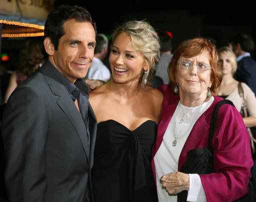 O casal Ben Stiller e Christine Taylor com Anne Meara. Foto: Gabriel Bouys/AFP