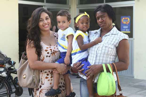 Os filhos de Josenira e Ana Cludia ficam na mesma creche e elas sofrem com a falta de pessoal e com o fato de precisar chegar muito cedo para garantir a vaga do dia. Foto: Jlio Jacobina/ DP/ D.A.Press