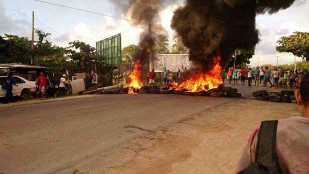 Moradores da Comunidade Chega Mais atearam fogo em pneus na pista fechando acesso  Ponte do Janga. Foto:Breno Falco/Cortesia