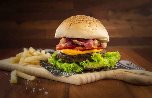 Estelita Drive oferece o Classic Burger. Foto: Rafa Medeiros/Divulgao