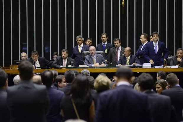 Parlamentares comemoram o fim da reeleio: todos os partidos orientaram os deputados a votarem favoravelmente  proposta. Foto: Gustavo Lima/Agncia Cmara