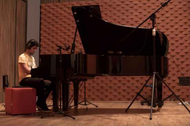 Cantor e compositor pernambucano estuda piano desde os 9 anos. Foto: Pedro Ivo de Carvalho/Divulgao