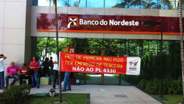 Sindicato dos Bancrios organizou ato em frente ao Banco do Nordeste e  tarde se une a ato das centrais sindicais. Foto: Maira Baracho/DP/D.A Press