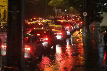 Trnsito intenso na Avenida Rosa e Silva. Foto: Roberto Ramos/DP/D.A Press