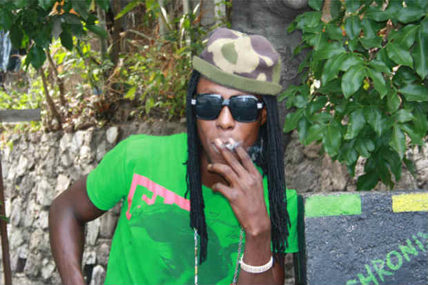 Um rastafri fuma um cigarro de maconha, na periferia de Kingston. Para a religio rasta, a ganja, como eles se referem  erva,  sagrada. Foto: Daniel Camargos/EM/D.A Press
