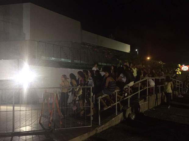 Fs correram em direo ao salo da casa de shows para esperar a boy band. Foto: Diogo Carvalho/DP/DA Press