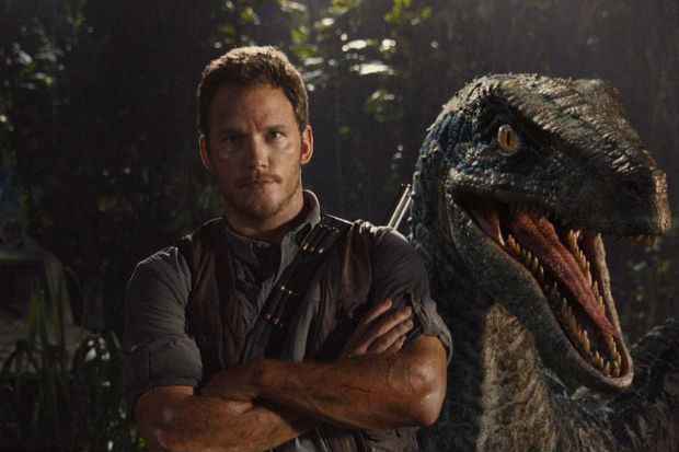 Chris Pratt posa ao lado de um dinossauro em cena de "Jurassic World". Crdito: YouTube/Reproduo da Internet