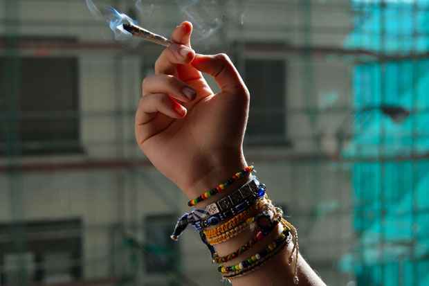 A lei das drogas no determina os critrios que configuram uso e trfico, deixando na mo de policiais e delegados a interpretao de cada caso. Foto: wowowoee/Flickr