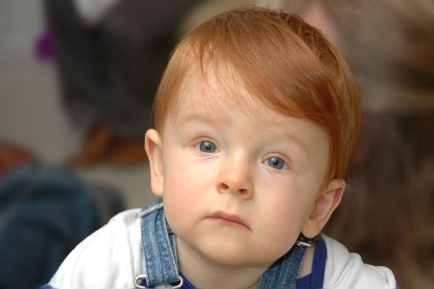 Embora muita gente ainda associe as enfermidades reumticas  idade avanada, elas podem aparecer mesmo em bebs. Foto: Reproduo/Wikimedia