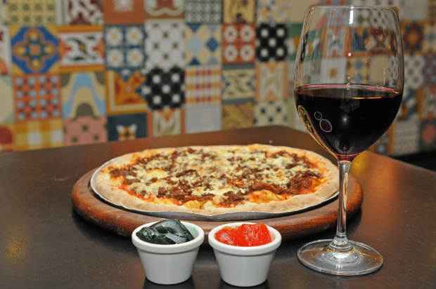 "Uma boa dica  preferir os vinhos simples e jovens, que so descomplicados assim como a pizza", afirma a sommelier Fabiana Gonalves. Foto: Zuleika de Souza/CB/D.A Press

