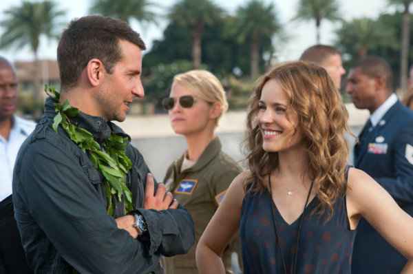 Bradley Cooper, Emma Stone (ao fundo) e Rachel McAdams contracenam no Hava. Foto: Fox/ Divulgao