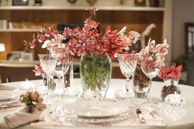 Enfeitar a mesa com flores de diferentes tipos  uma das sugestes da decoradora. Foto: Michelle Moll/Divulgao