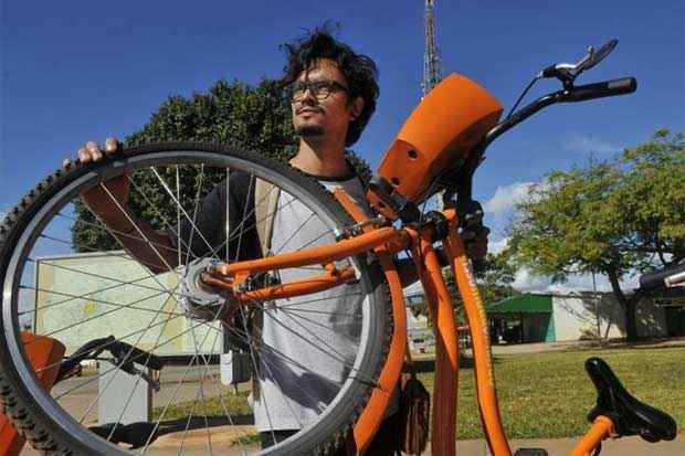 "O valor que eles pedem não vale a bicicleta. É, sim, abusivo. Deveriam, pelo menos, chamar atenção para esses valores que teríamos de pagar, em caso de dano ou furto" Alerrandro Rodrigues, 25 anos, cenotécnico. Foto: Minervino Junior/CB/D.A Press "O valor que eles pedem não vale a bicicleta. É, sim, abusivo. Deveriam, pelo menos, chamar atenção para esses valores que teríamos de pagar, em caso de dano ou furto" Alerrandro Rodrigues, 25 anos, cenotécnico. Foto: Minervino Junior/CB/D.A Press