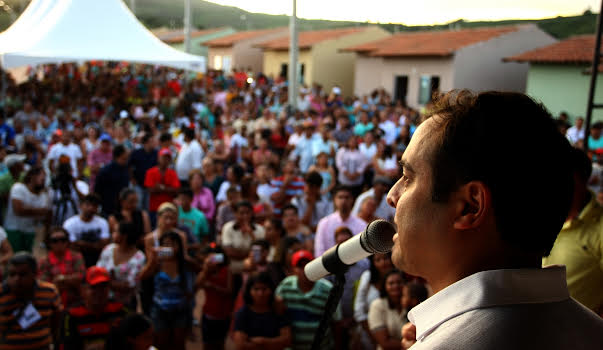 Governador entregou as chaves aos moradores. Foto: Alusio Moreira/SEI
