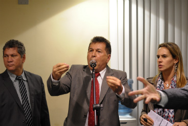Parte da bancada oposicionista e o presidente Vicente Andr Gomes (PSB) protagonizaram debate acalorado antes da votao. Foto: Joo Velozo/Esp.DP/D.A Press