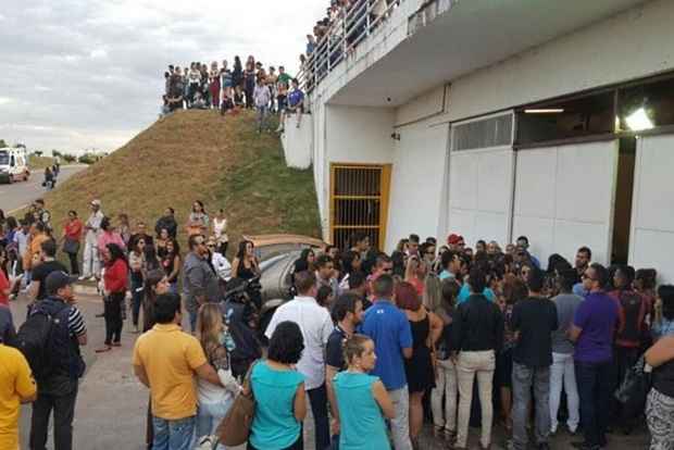 Fãs e amigos comparecem ao velório do cantor Cristiano Araújo