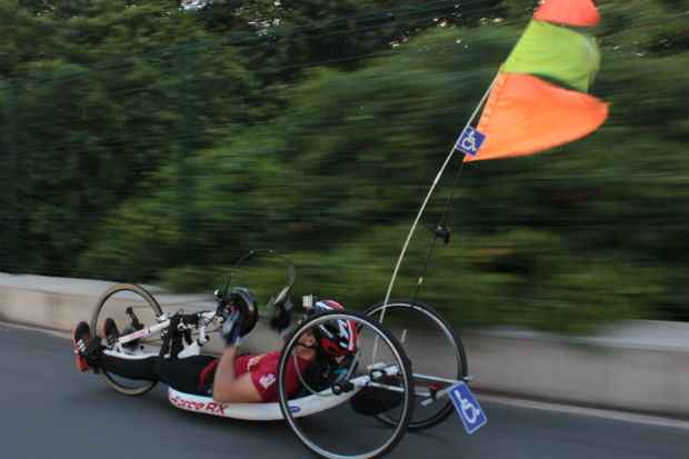 Com bandeirolas coloridas penduradas na traseira da bike, Alexsandro tenta se fazer mais visvel para os motoristas (Brenda Alcantara/Esp DP/D.A Pres)