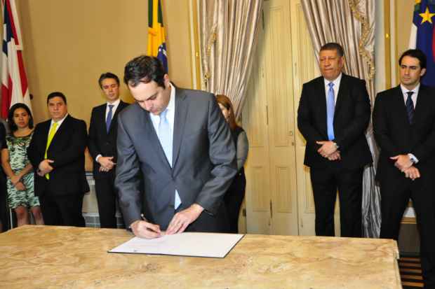 Governador Paulo Cmara assina documento de expande programa de ateno a usurios de droga. Foto: Governo do Estado de Pernambuco/Divulgao