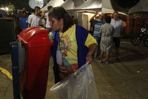 Catadora Edileuza da Silva Trajano ganha a vida catando latas e lixo reciclvel. Crdito: Nando Chiappetta/DP/D.A Press.