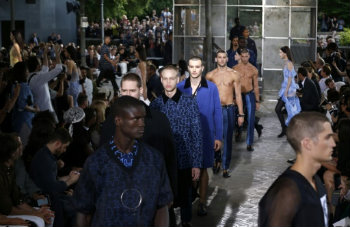 Modelos apresentam criaes da Givenchy, em Paris, no dia 26 de junho de 2015
 AFP FRANCOIS GUILLOT 