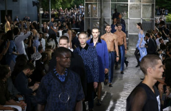 Modelos apresentam criações da Givenchy, em Paris, no dia 26 de junho de 2015
© AFP FRANCOIS GUILLOT Modelos apresentam criações da Givenchy, em Paris, no dia 26 de junho de 2015
© AFP FRANCOIS GUILLOT