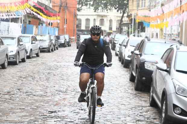 Francisco Gomes pedala 25 quilmetros por dia. Foto: Julio Jacobina/DP/DA Press