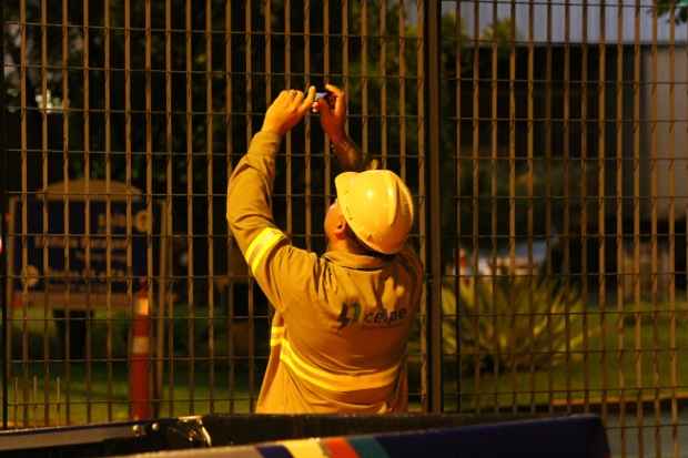Funcionrios da Celpe registravam o cenrio do acidente. Foto: Paulo Paiva/DP/DA Press