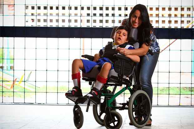 Maycon e a me Silvia, que comemora a resposta do garoto ao tratamento e aguarda com ansiedade a nova fase da terapia. Foto: Paulo Paiva/DP/ D.A.Press