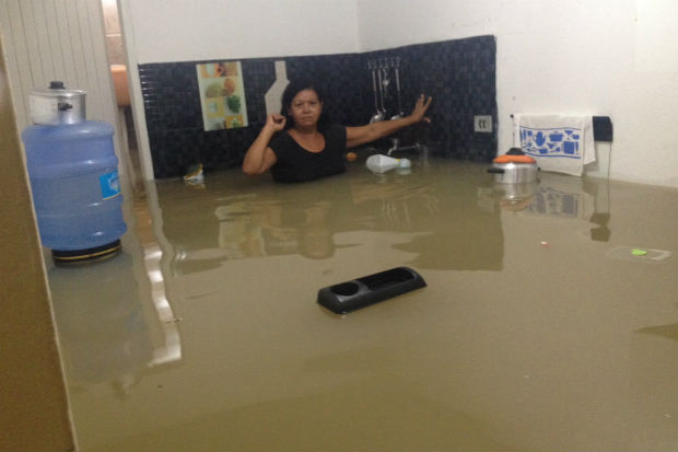Com a casa inundada na altura do peito, dona Vanice mostra como ficou sua cozinha. Foto: WhatsApp/Reproduo