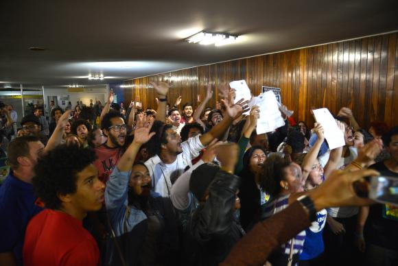 Ativistas a favor e contra a reduo maioridade penal se encontram na entrada da Cmara dos Deputados. Foto: Wilson Dias/Agncia Brasil