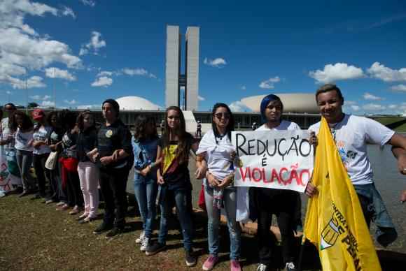Grupos contrrios  PEC que reduz a maioridade penal fazem protesto em frente ao Congresso Nacional. Foto: Marcelo Camargo/Agncia Brasil
