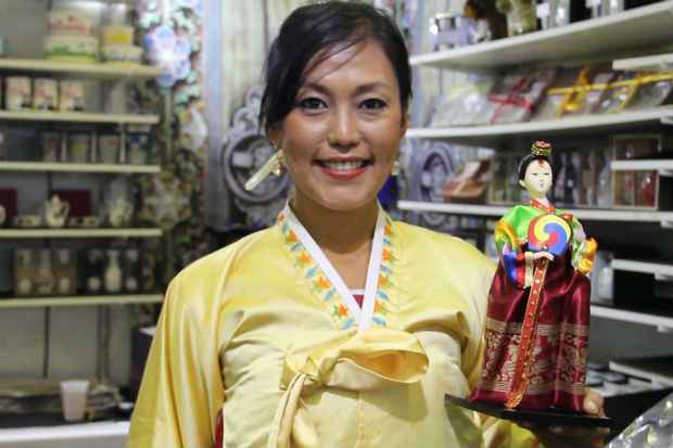 Bonecas esto usando uma tradicional vestimenta feminina sul-coreana, a Hanbok. Foto: Eduardo Travassos/DP/DA Press