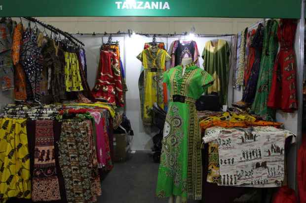 O vestido Kipenge  bastante usado em festas na Tanznia.  Foto: Nando Chiapetta/DP/DA Press
