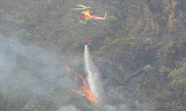 Estiagem afeta controle do fogo pelos helicpteros dos bombeiros. (Foto: Paulo Filgueiras/EM/D.A Press)